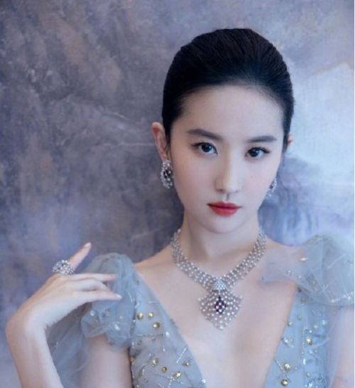 网曝老师酷似刘亦菲走红，生图曝光引热议，网友，神仙颜值再现校园！