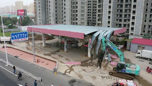 河北沧州杨絮“入侵”加油站