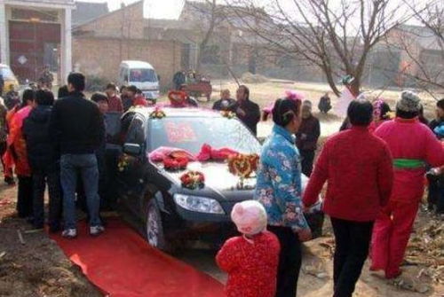 河南老人强拦婚车讨喜烟事件，特警介入，维护秩序