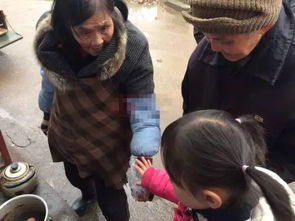 悲剧瞬间，8旬老奶奶店门口吃早餐被撞身亡