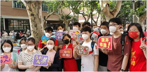 爸爸手举爱豆立牌接女儿出考场
